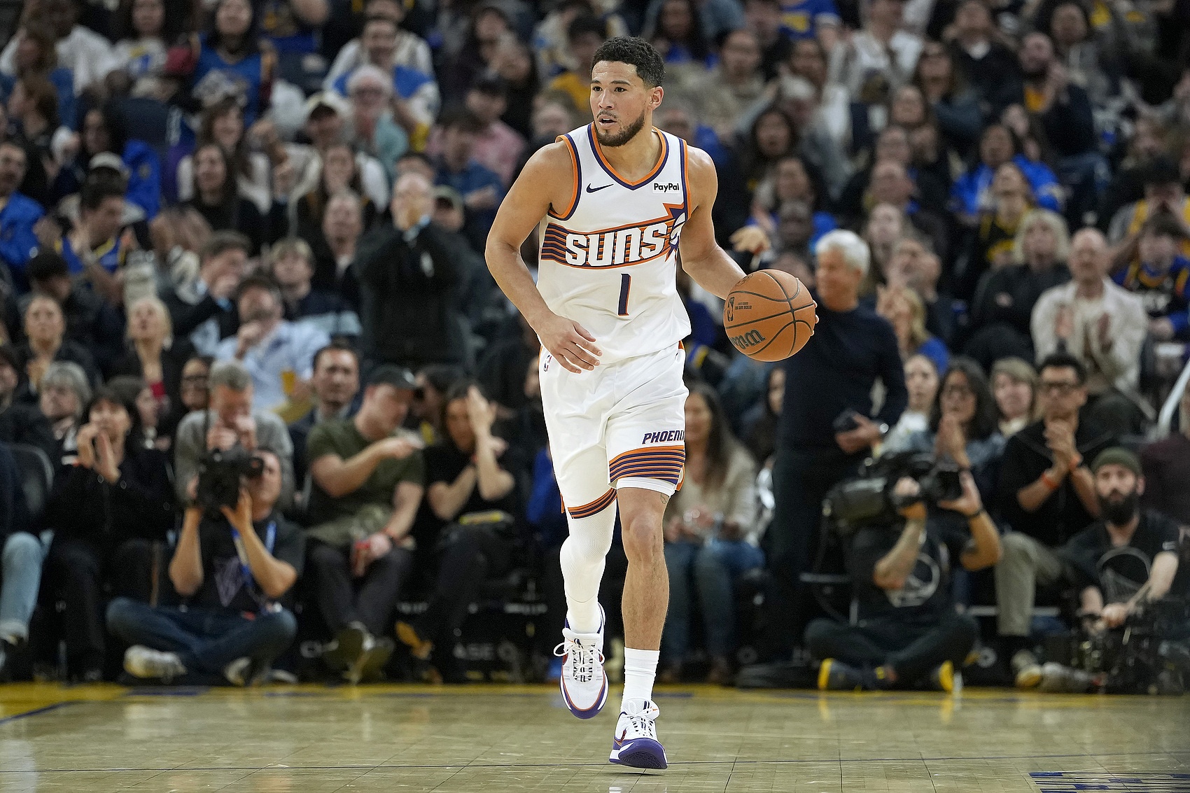 杜兰特：对布克的防守压迫做得很好 最终是我们完成了制胜一击